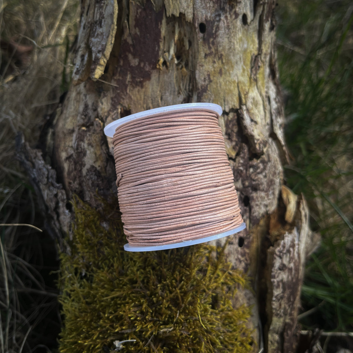 Rund 1 millimeter tjock, naturligt läderband av äkta kalvskinn, ofärgat. Vårt läderband är skarvfritt och av högsta kvalitet. 50 meter upplindad på en praktisk spole.

Lämpar sig för många sorters hantverk, som att fläta eller göra smycken.