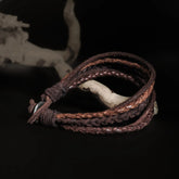 Flettet og enkelt skinnarmbånd i lysere og mørkere brunt skinn med metallbeslag. Vikinginspirert armbånd med naturlig patina og justerbar design.