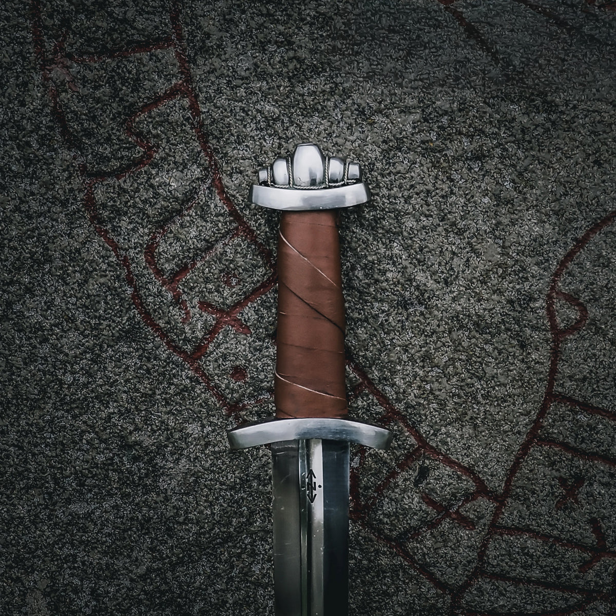 Five Lobed Viking sword – close-up of the five-lobed pommel and the leather-thread-wrapped grip