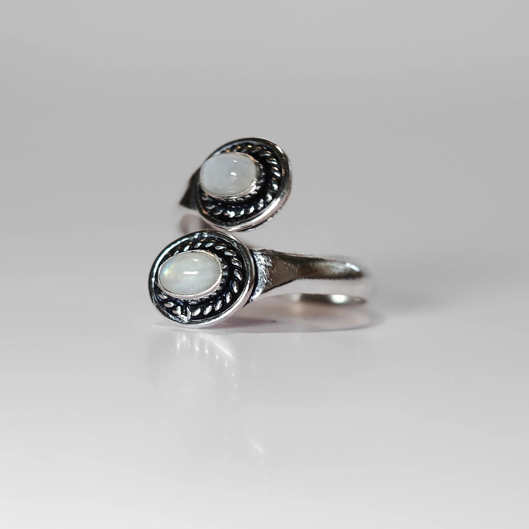 Spiral ring with semiprecious stone