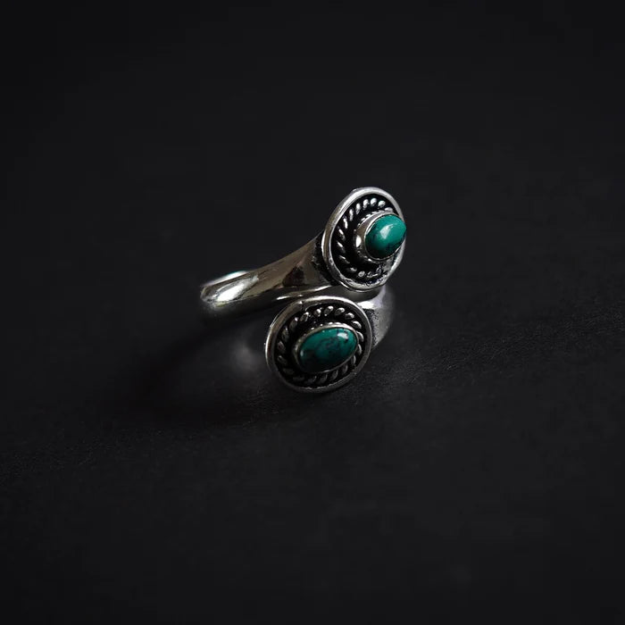 Spiral ring with semiprecious stone