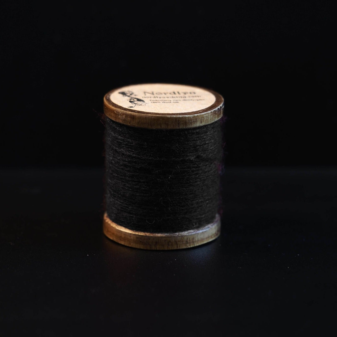 Djupt röd brodyrtråd 100% ull på traspole, 50 meter på Nordlysviking märkt spole