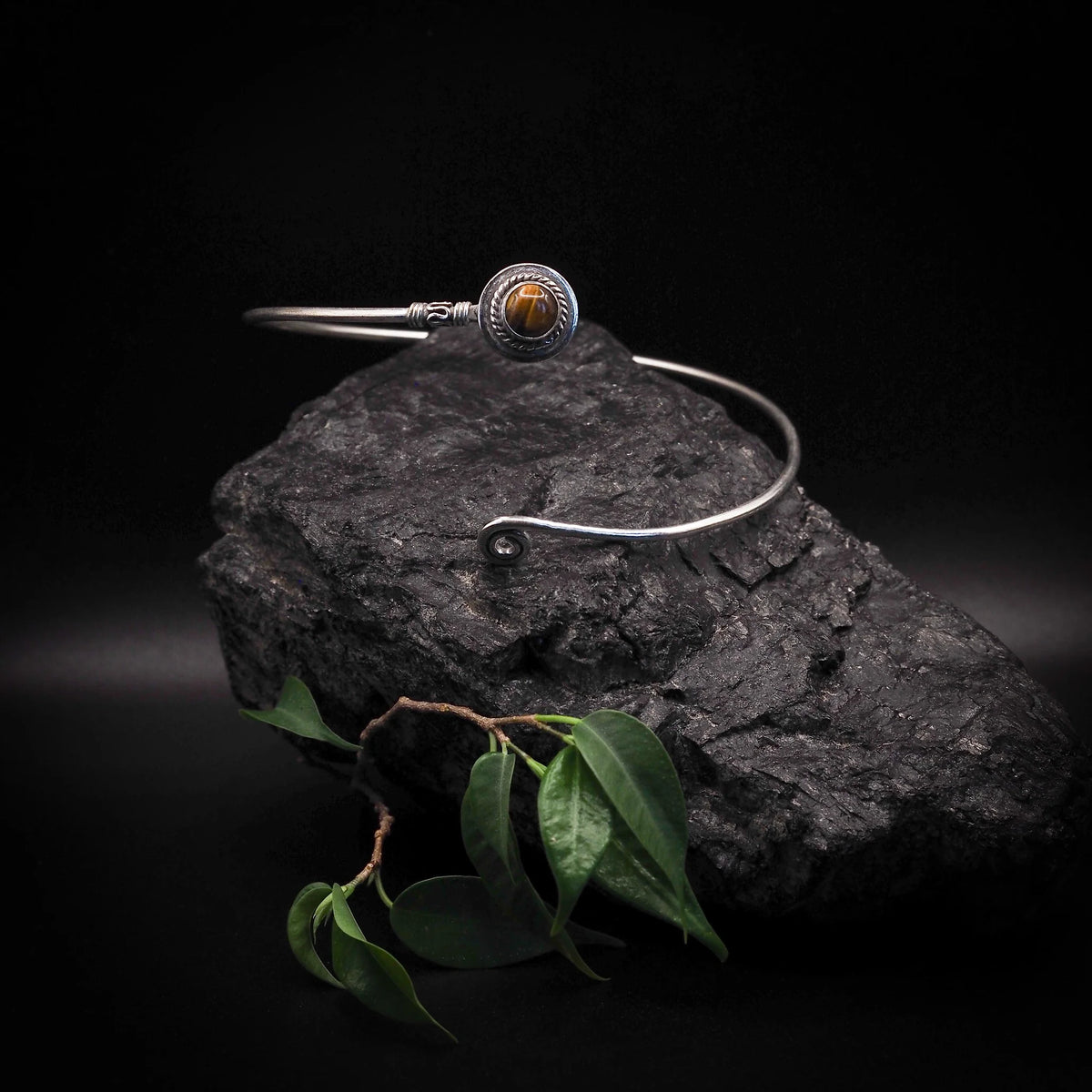 Armring med halvedelstener