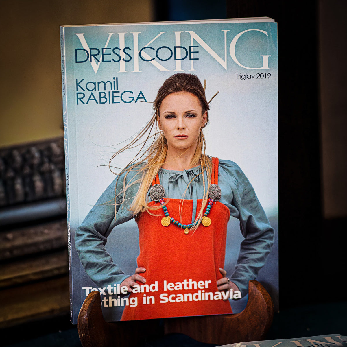 Viking Dress Code – boken stående med forsiden synlig