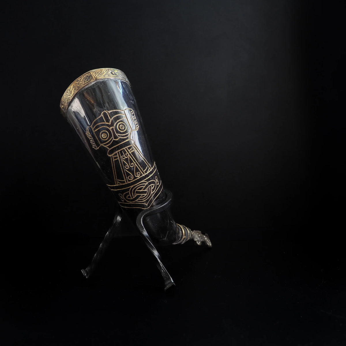 Drinking horn with raven and engraving with horn stand.