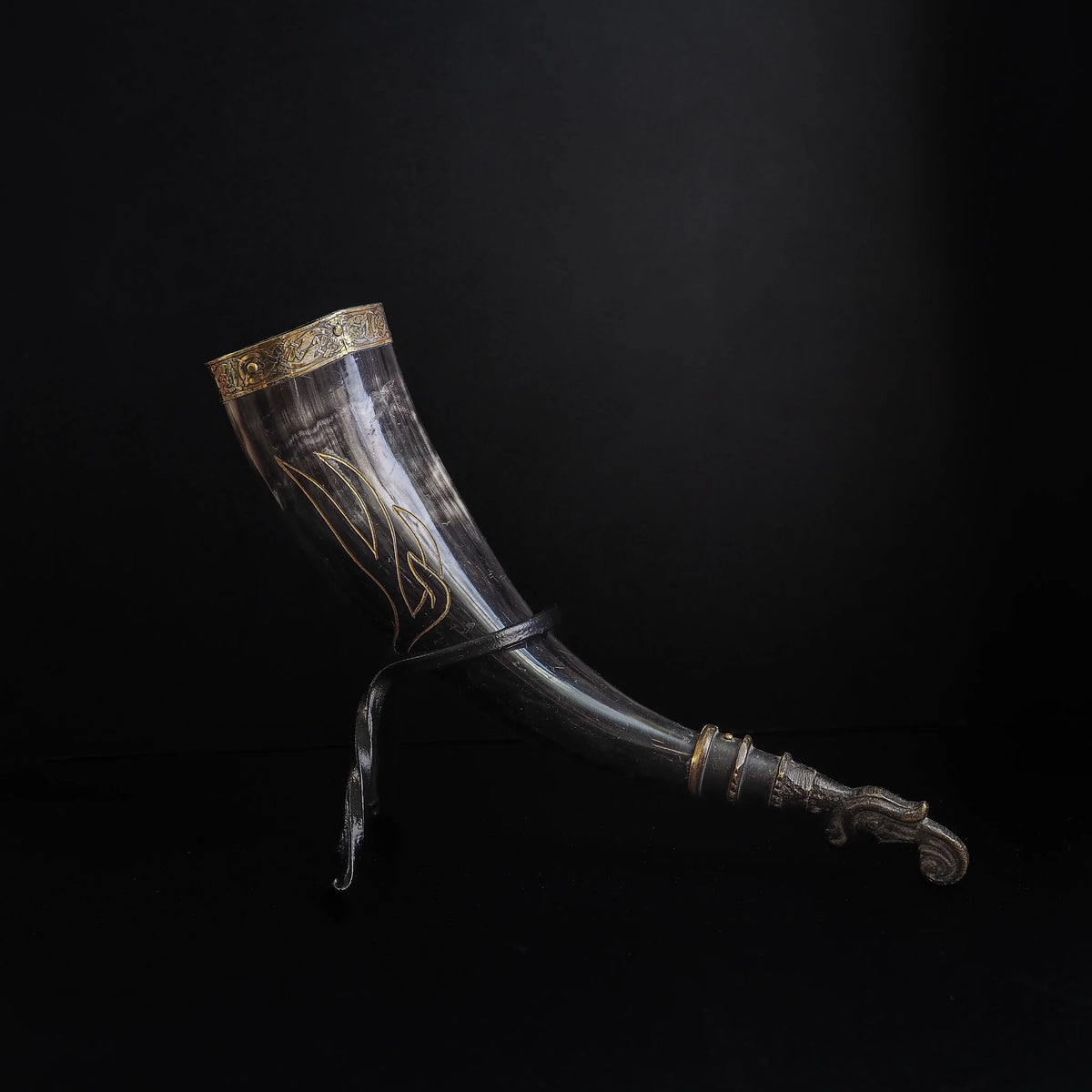 Drinking horn with raven and engraving with horn stand.