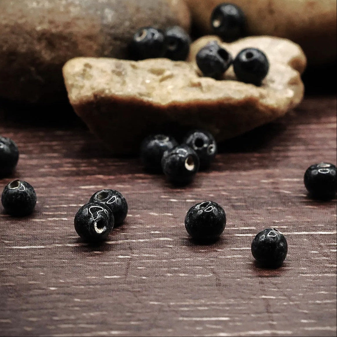 Liten svart glaspärla