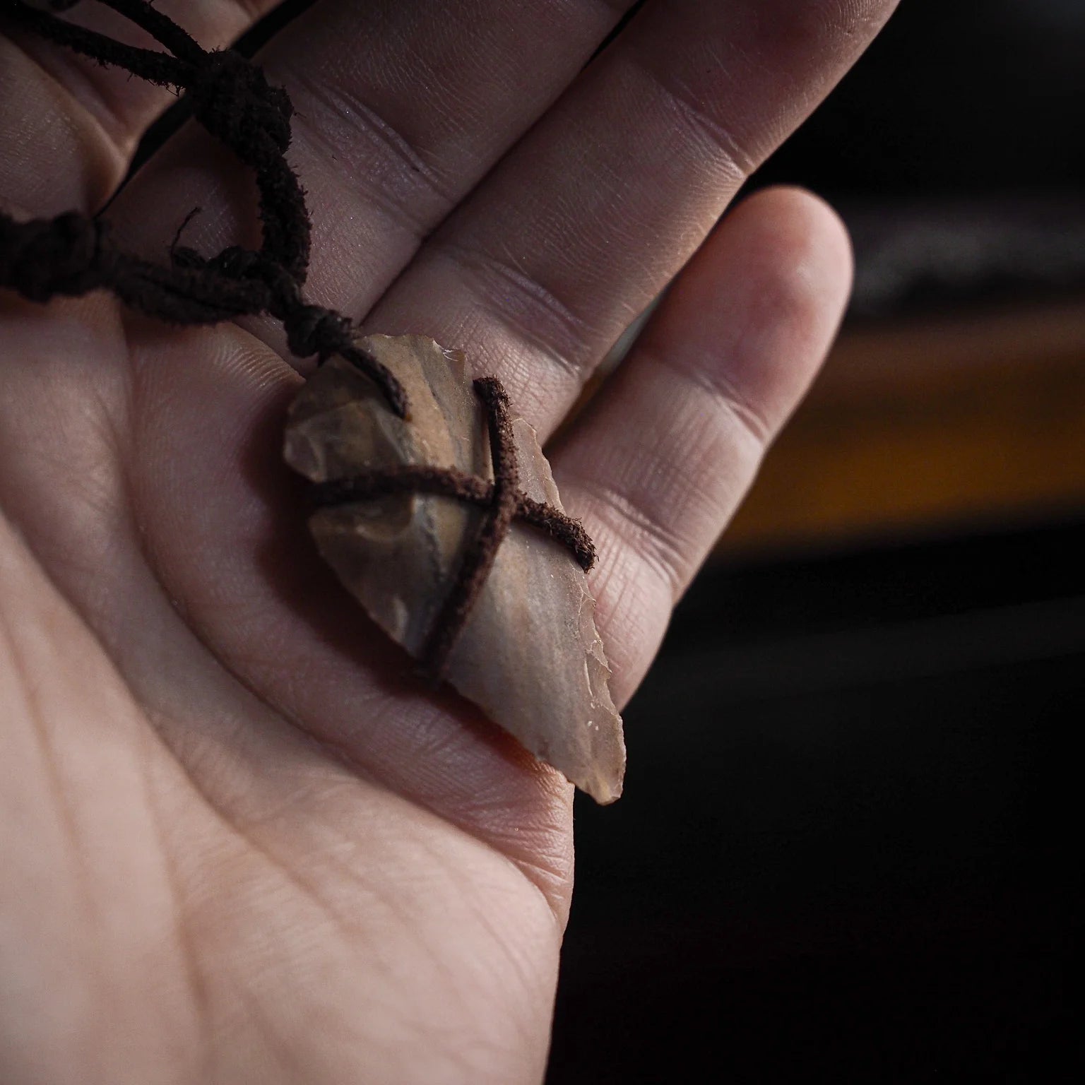 Pilspets med läderhalsband 