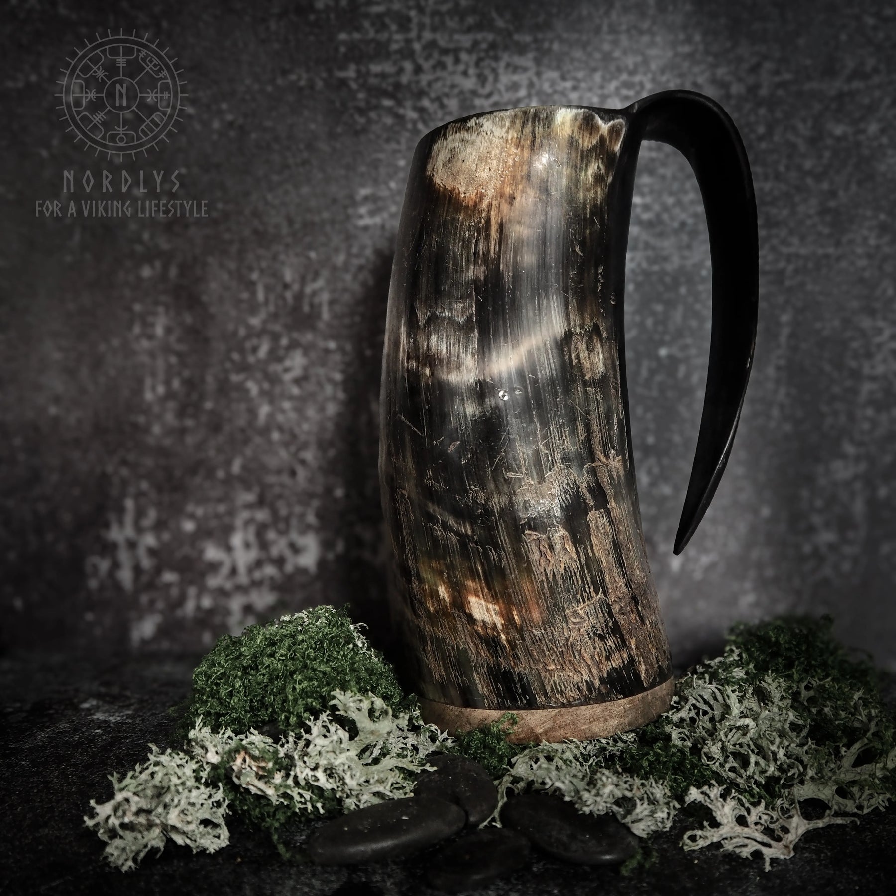 Stor Tor-mugg (700-900ml) opolerad, naturlig hornstruktur med två ringar. Marmorerad mörkbrun och grå färg. Mossa vid basen.