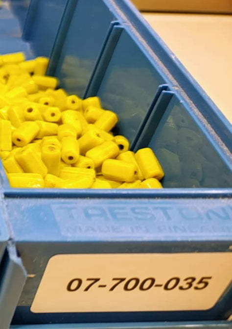 Avlång gröngul glaspärla