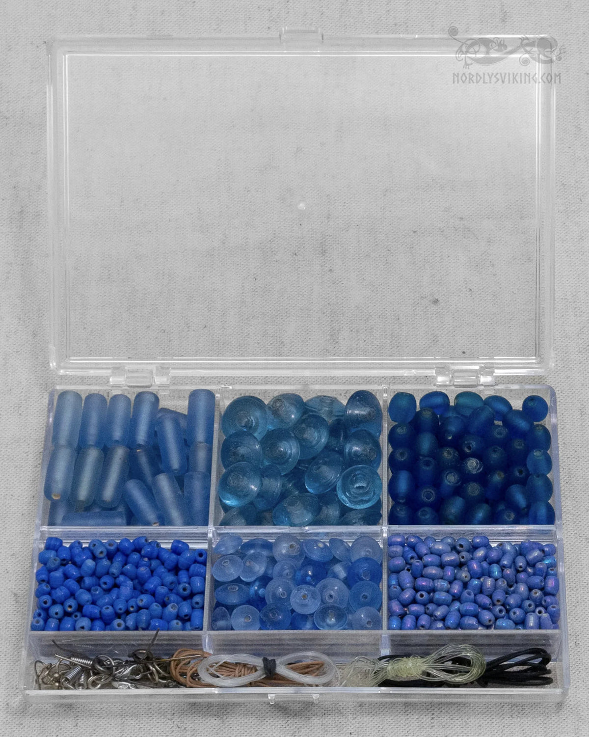 Perleeske med blå perler – esken sett rett ovenfra, alle seks rom synlige