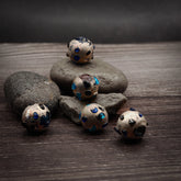 Fem glaspärlor med silvrig metallisk finish och blå och svarta dekorativprickar, kullformade, 12 millimeter, perfekt för DIY-armband