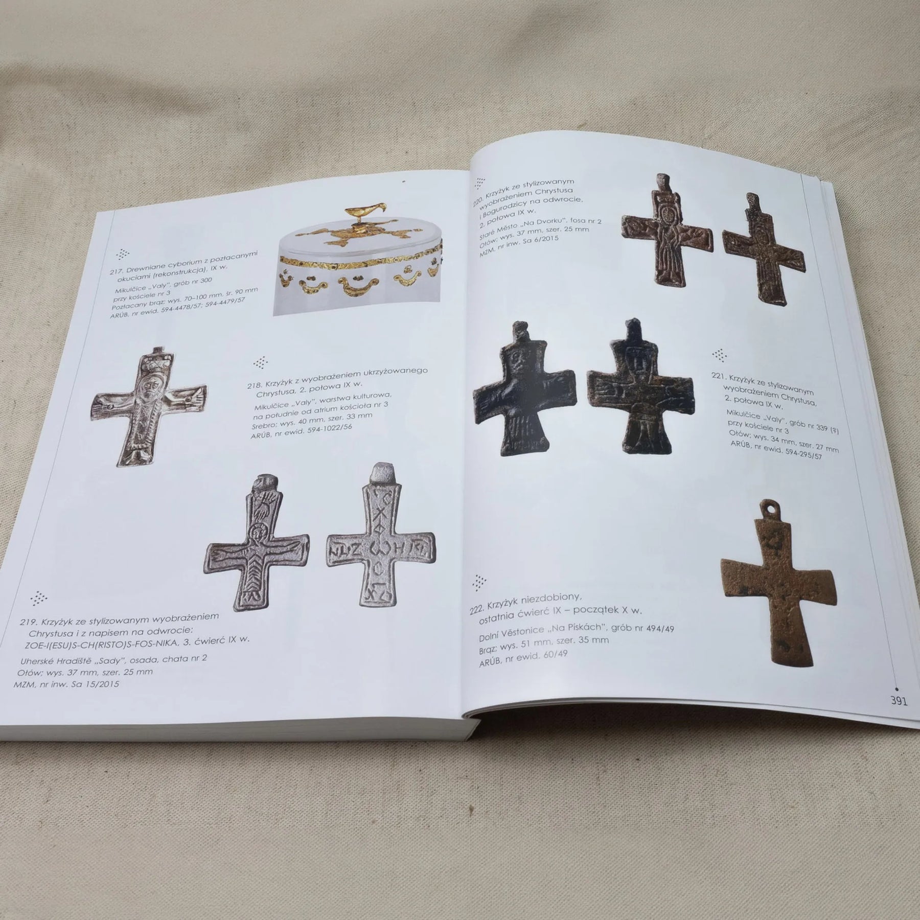 Boken Great Moravia – oppslått ved side med krusifiks og kors av metall