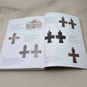 Boken Great Moravia – oppslått ved side med krusifiks og kors av metall