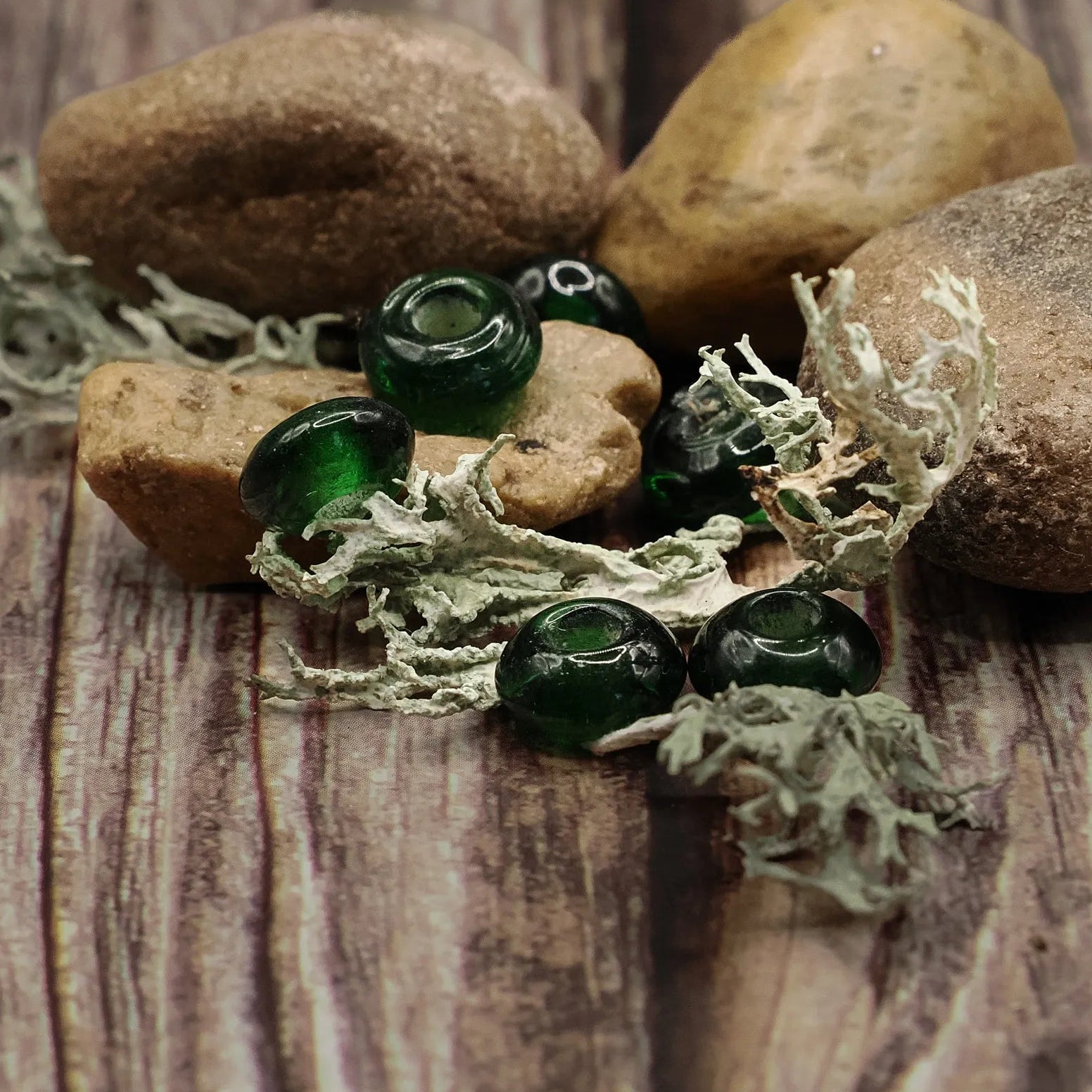 Fyra små translucenta gröna linsformade glaspärlor, enkla och klassiska, 9mm diameter