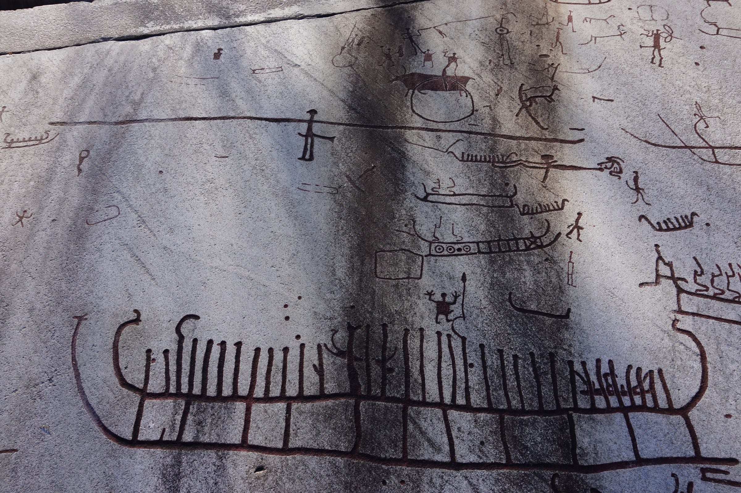 Svenska hällristningar — forntida skepp och figurer inristade i sten