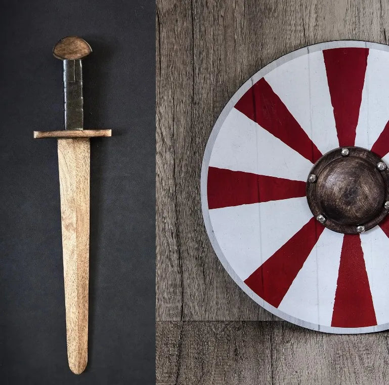 2:a sortering: Lilla krigaren, rödvit sköld och träsvärd