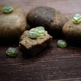 Liten ljusgrön oval glaspärla