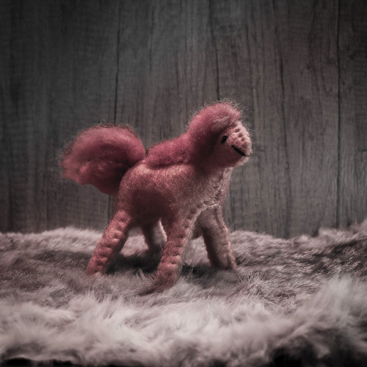 Mörkrosa tovad häst