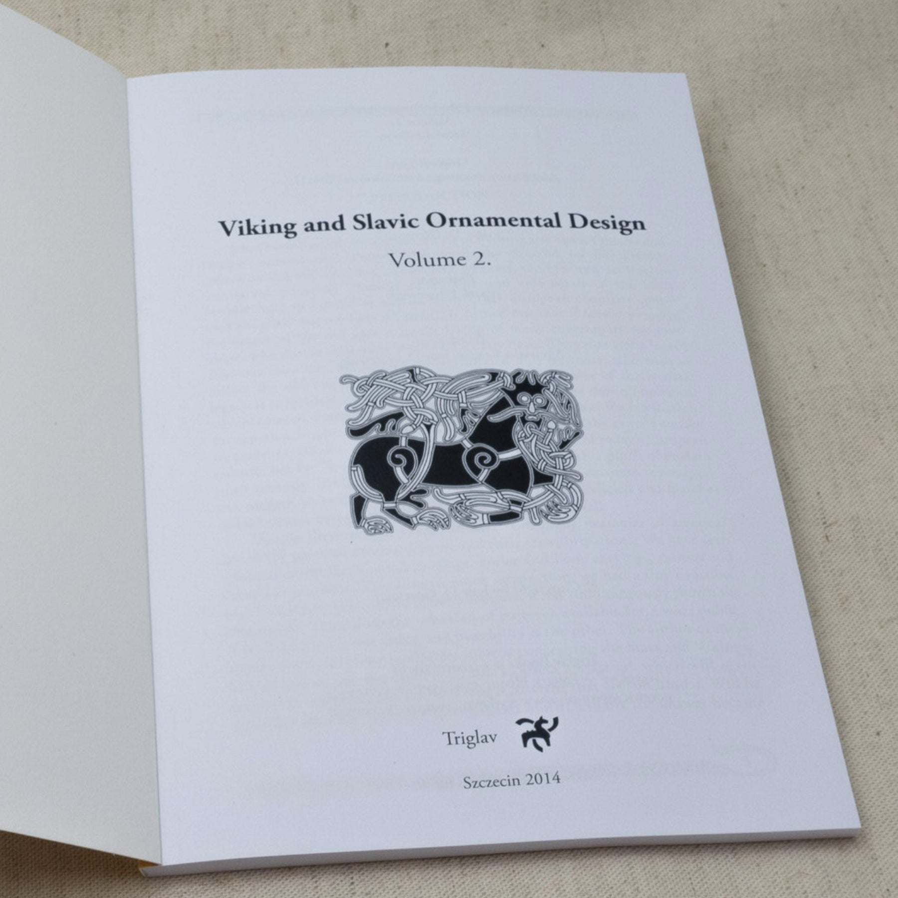 Viking and Slavic Ornamental Design – titelsiden oppslått med flettet dyremotiv