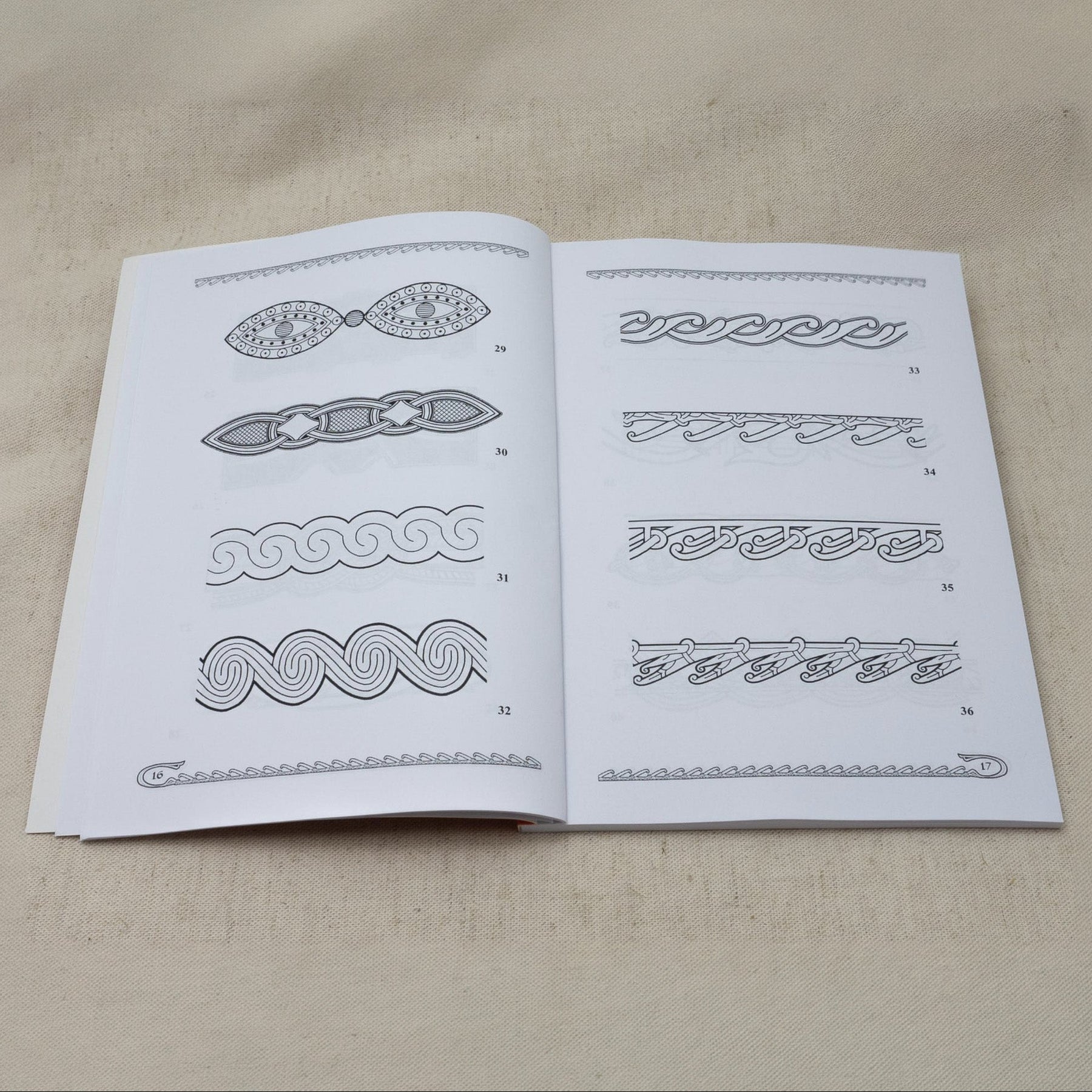 Ornamental Design Vol. 3 – oppslått bok med bordmønstre nummerert 29–36 på side 16 og 17