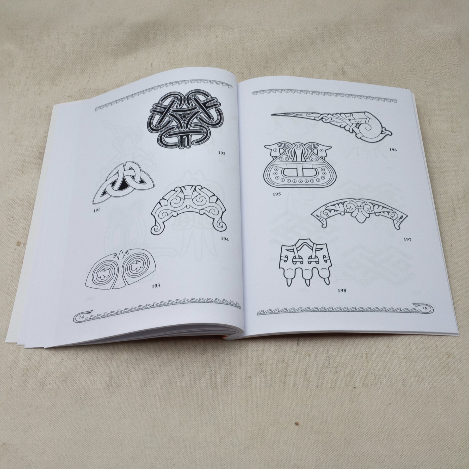 Ornamental Design Vol. 3 – oppslått bok, side 74 og 75 med motiver nummerert 191–198