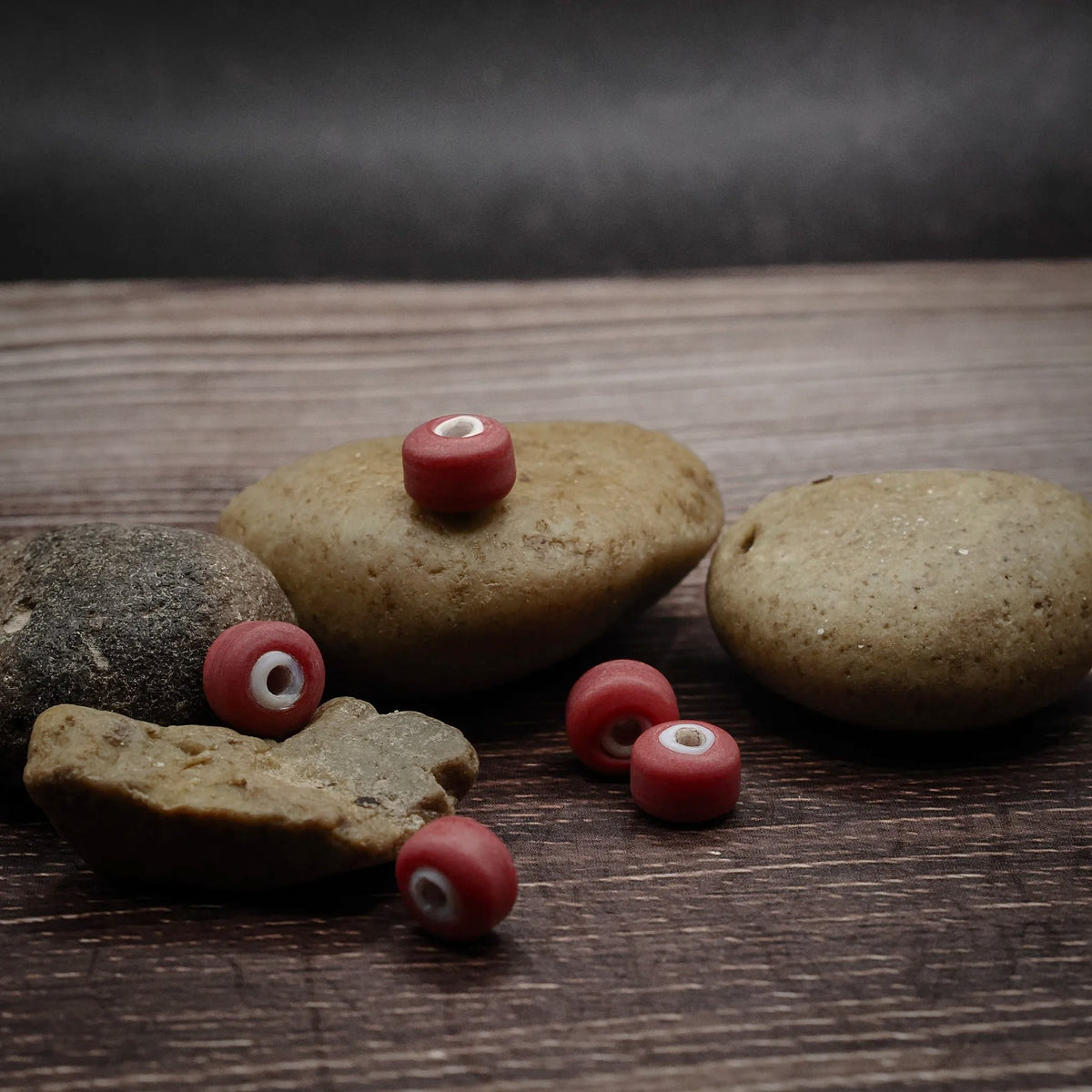 Röd glaspärla med vit kärna