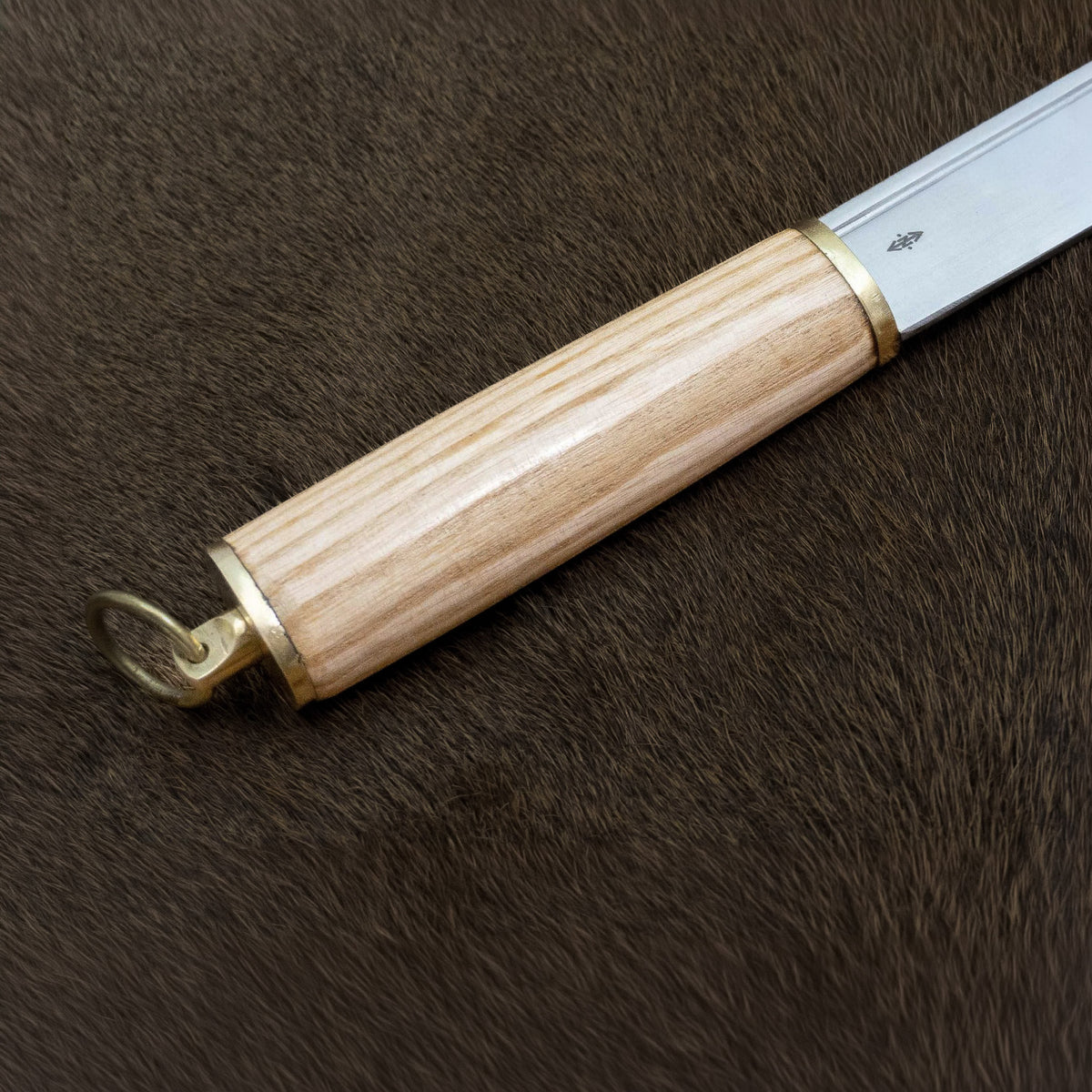 Seax knife, British Isles – close-up of the ash grip with brass knob and ring