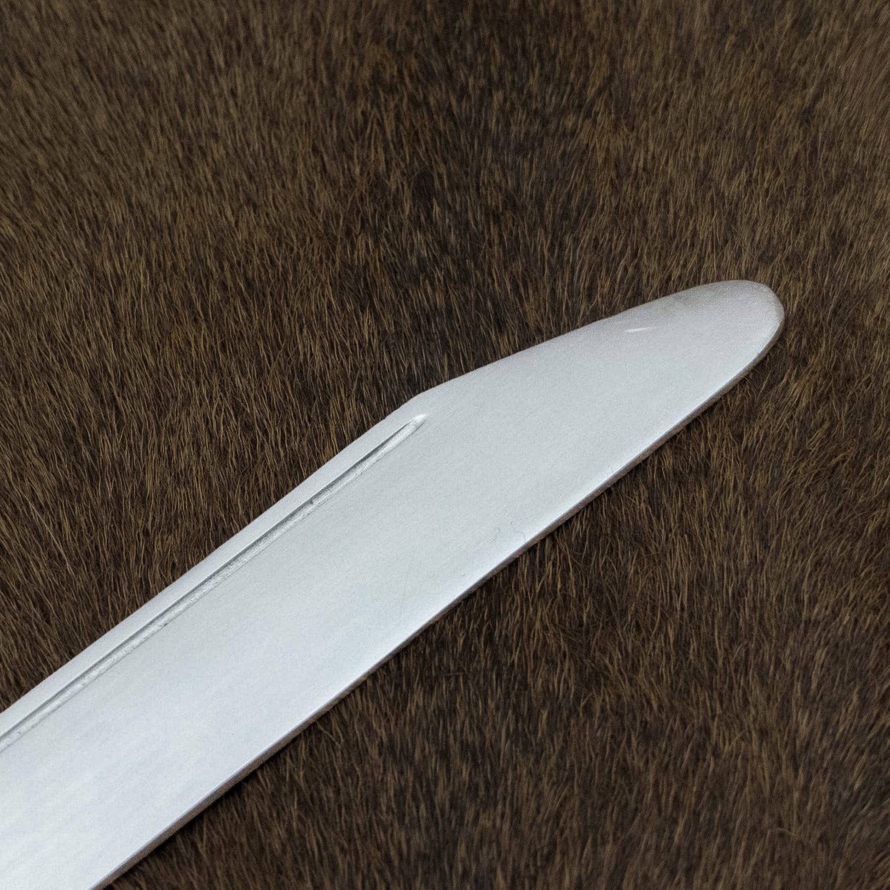 Seax knife, British Isles, blunted edge – close-up of the blade's rounded tip and polished steel