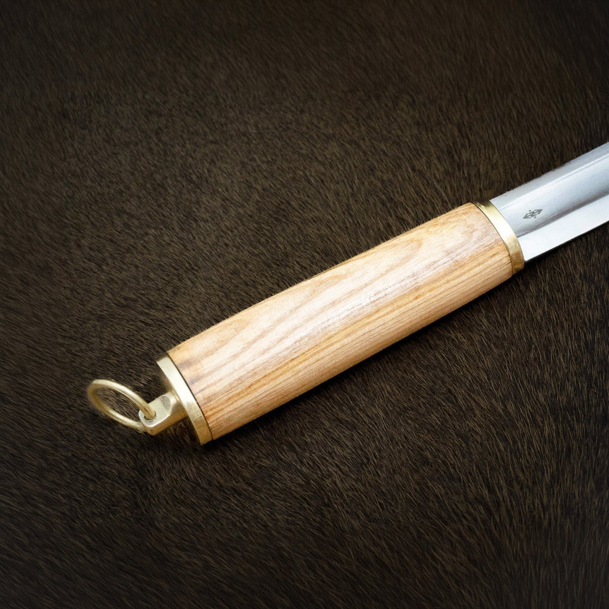 Sax-kniv, Gotland, sløvet egg – nærbilde av askehåndtaket med messingknapp og ring