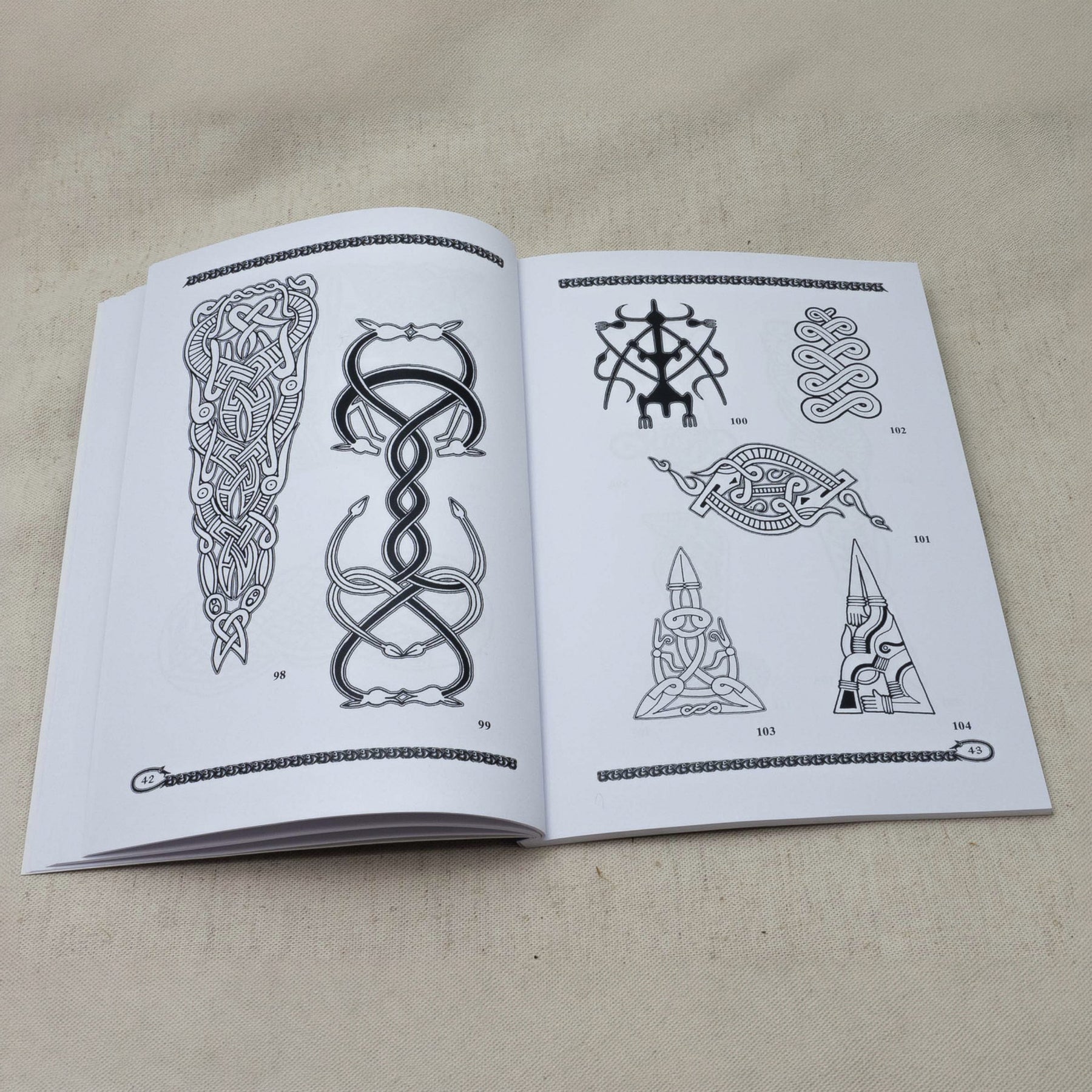 Vendel and Dark Age Vol. 4 – oppslag med nummererte dyremønstre, figur 98–104
