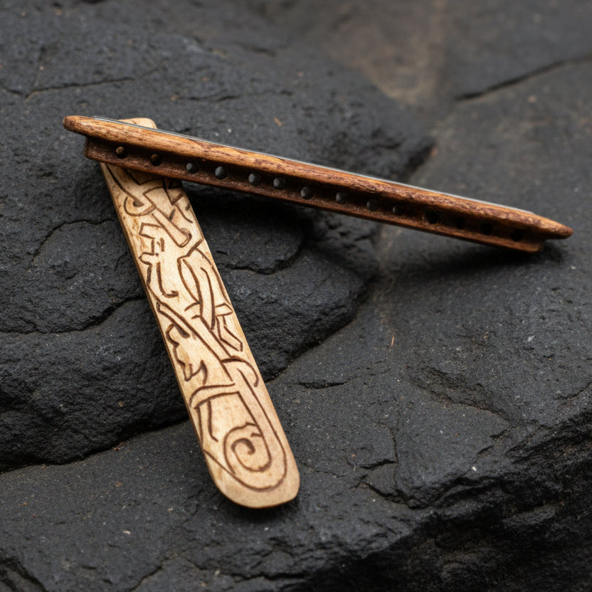 Stor pärlspridare ben 73mm, brunt centrum, vikingelska mönster.