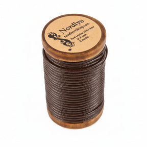 Brunt läderband på träspole - visar 2mm tjockt kalvskinn från Nordlys Viking, upplindat på trätrommel med märkad etikett