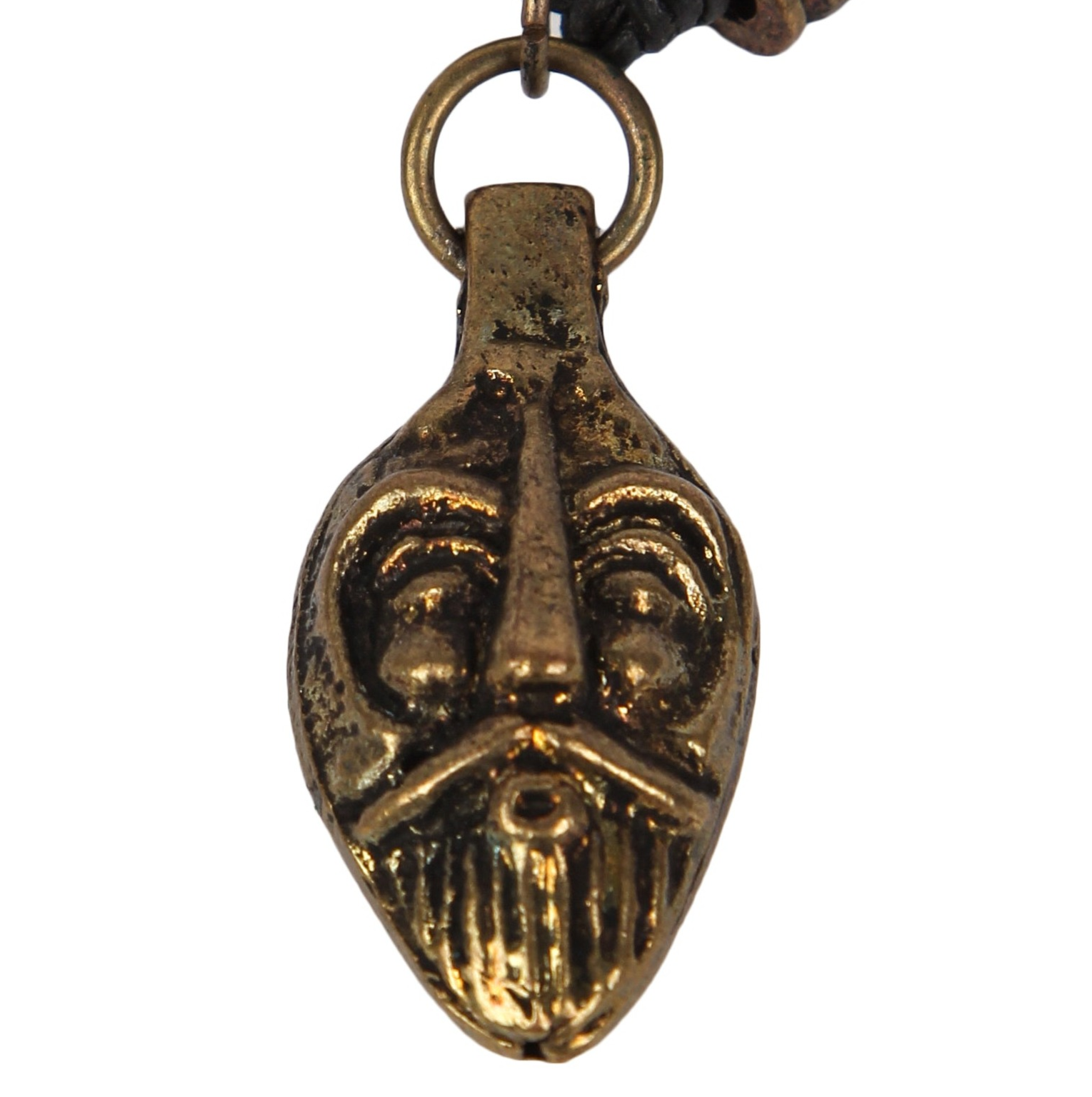 Vitskurat ben-kors på moss och sten. Vitekrist halsband med hand-snidad design och runmedalj i naturligt ljus. Brunt läderband och kraftig omslutning visar traditionell hantverkskvalitet.