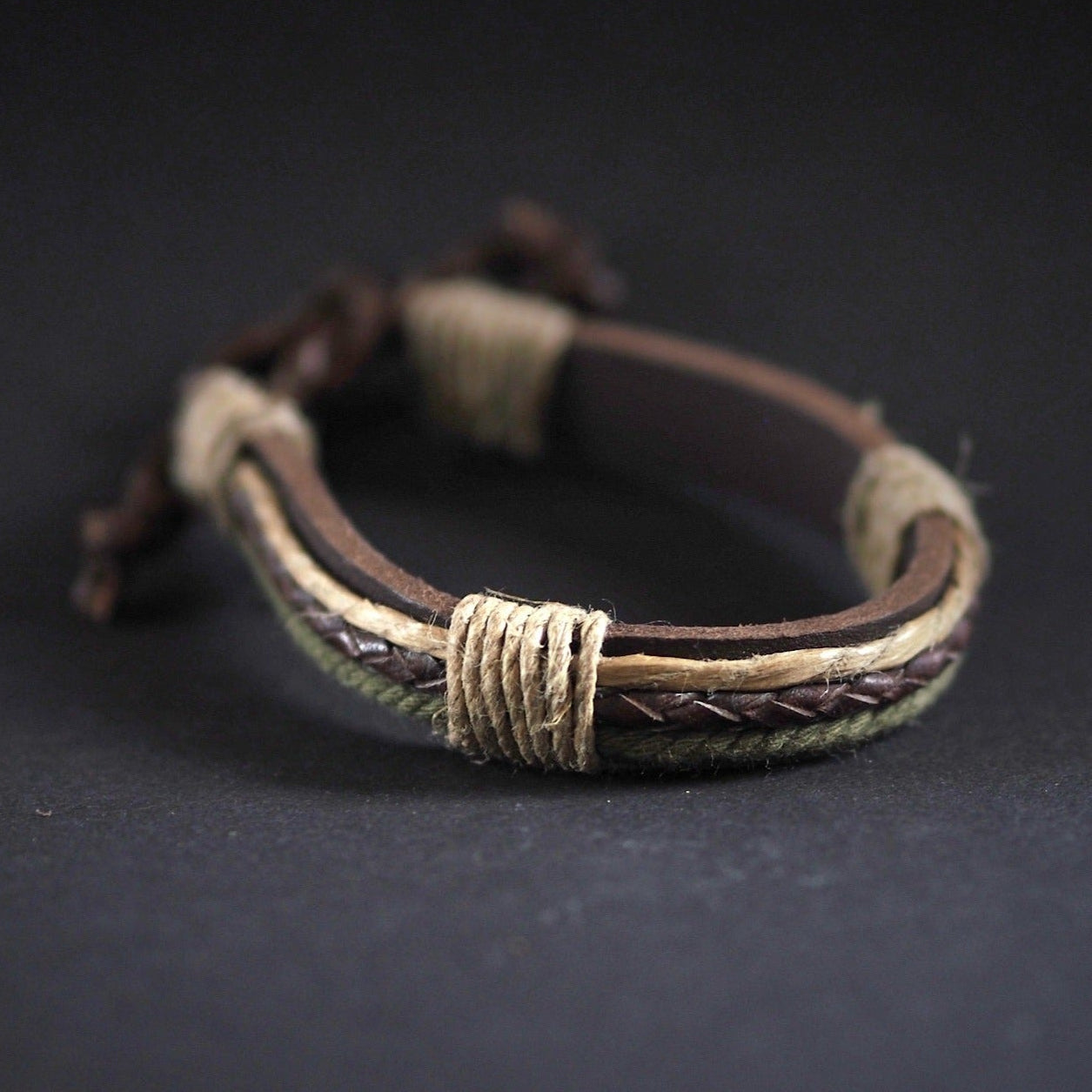 Vestre Vikingaarmband, närbild visar detaljer och textur.