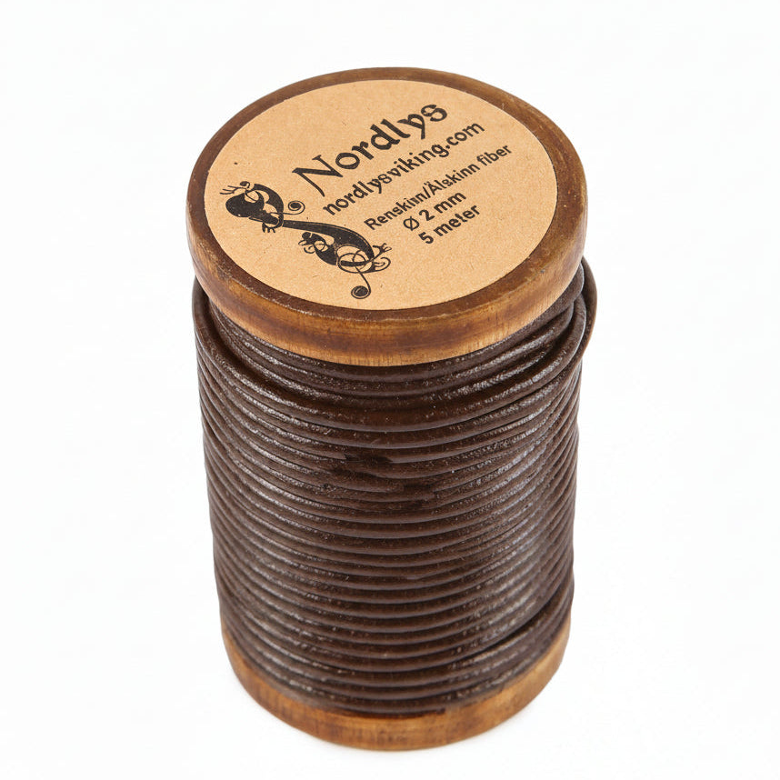 Lodrätt vy av träspole med brunt läderband från Nordlys Viking - 2mm tjockt kalvskinnslädersträng på träspole