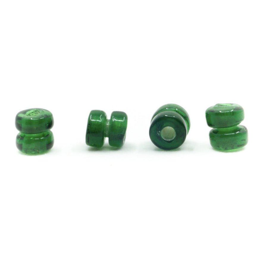 Grønn blank glassperle, Kvillinge – fire todelte perler med blank overflate