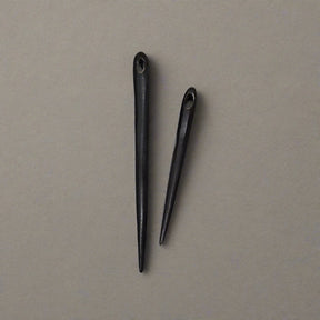 Needle binding needle made of horn